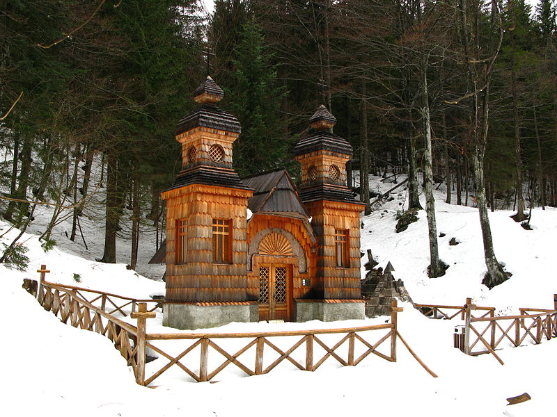 800px-Russian_chapel_on_Vršič_pass