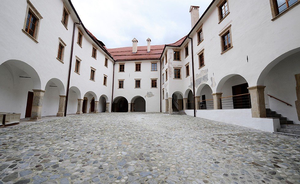 grad-rajhenburg-dvorisce